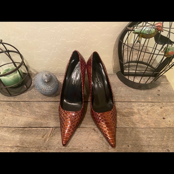 Kenneth Cole alligator print patent leather pumps - Picture 9 of 13